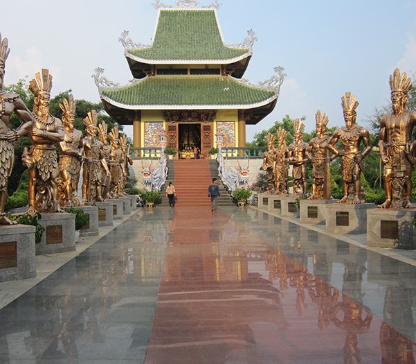 Khu tưởng niệm các Vua Hùng (đền thờ Quốc tổ) được tỉnh Gia Lai xây dựng tại Công viên Đồng Xanh thuộc xã An Phú, TP. Pleiku