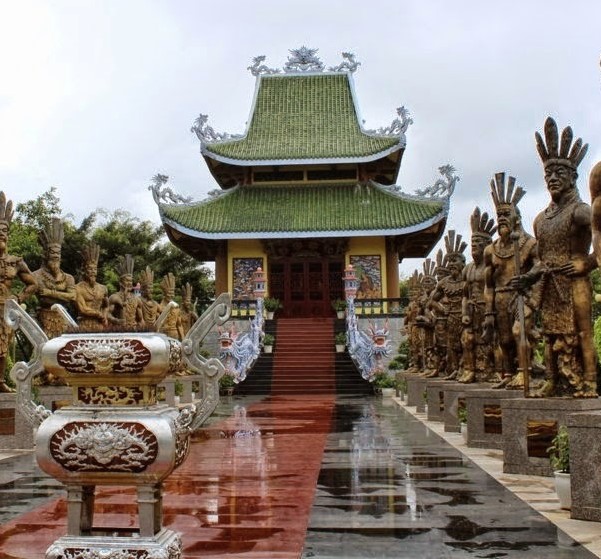 Người dân từ khắp nơi trong tỉnh Gia Lai hội tụ về đây để dâng hương, dâng hoa, lễ vật tại đền thờ Hùng Vương