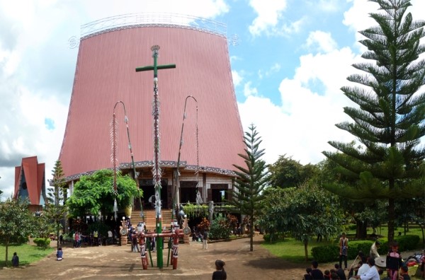 Nhà thờ Pleichuet nằm trên đường Trương Định, phường Thắng Lợi, trung tâm thành phố Pleiku