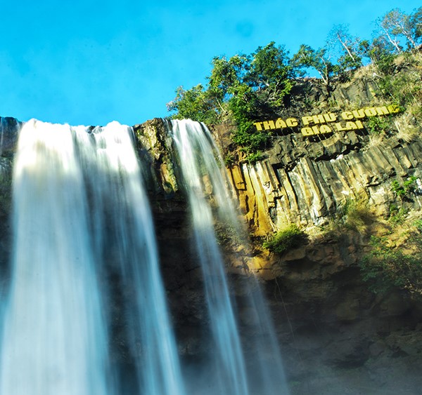 Cụm thác Phú Cường gồm một thác chính với dòng nước chảy xiết, nhanh và mạnh